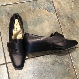 Soft Style a Hushpuppy Co brown slip on shoes..size 10